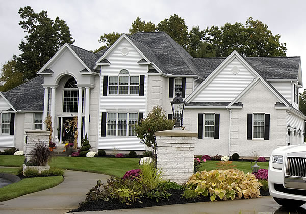 Weekly lawn maintenance service by Avalon Landscape Design